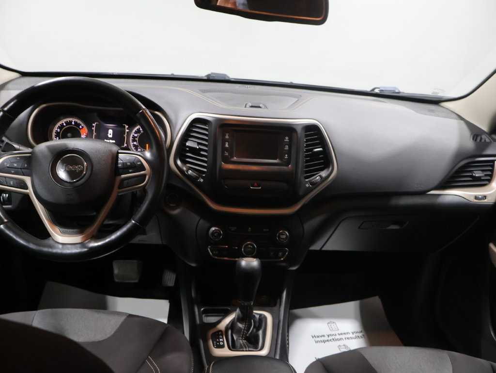Used 2018 Jeep Cherokee Latitude w/ Cold Weather Group FWD image 16