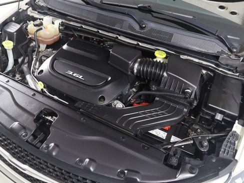 Used 2017 Chrysler Pacifica Touring-L w/ Tire & Wheel Group FWD image 19