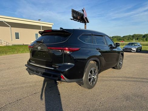 Used 2023 Toyota Highlander XLE AWD/4WD image 15