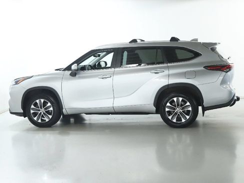 Used 2024 Toyota Highlander XLE AWD/4WD image 38