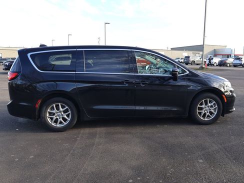 Used 2024 Chrysler Pacifica Touring-L image 7