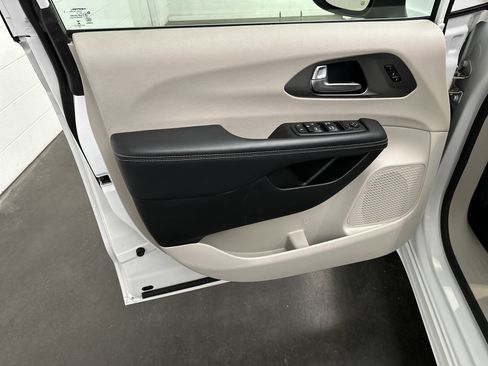 Used 2023 Chrysler Pacifica Touring-L FWD image 17
