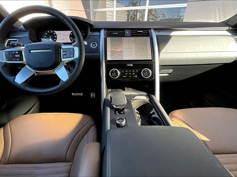 Used 2025 Land Rover Discovery Dynamic SE image 14