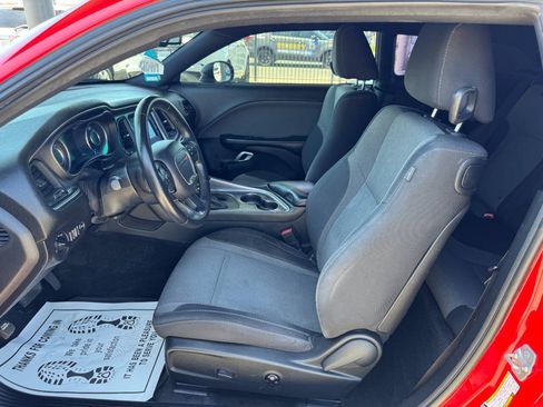 Used 2015 Dodge Challenger SXT RWD image 10