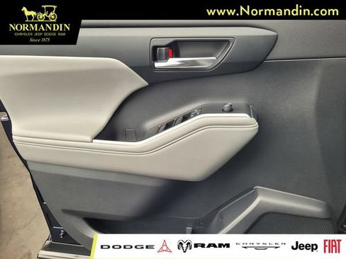 Used 2022 Toyota Highlander XLE FWD image 13