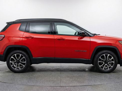 Used 2025 Jeep Compass Trailhawk image 11