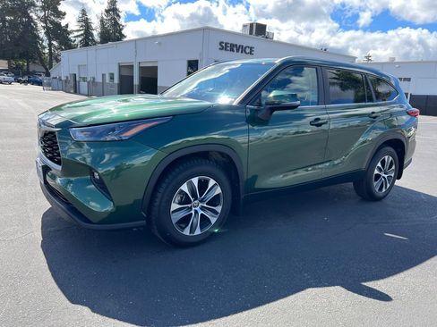 Used 2023 Toyota Highlander XLE image 4
