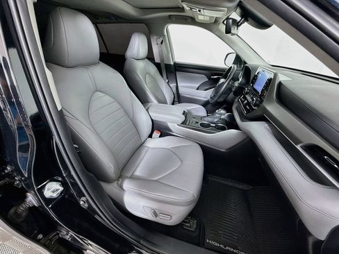Used 2020 Toyota Highlander XLE FWD image 30