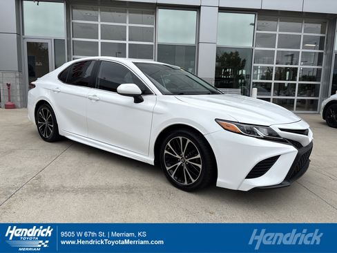 Used 2019 Toyota Camry SE FWD image 1