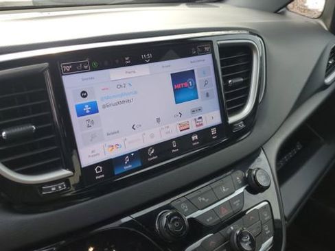 Certified 2025 Chrysler Pacifica Select image 14