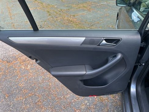 Used 2017 Volkswagen Jetta S image 25