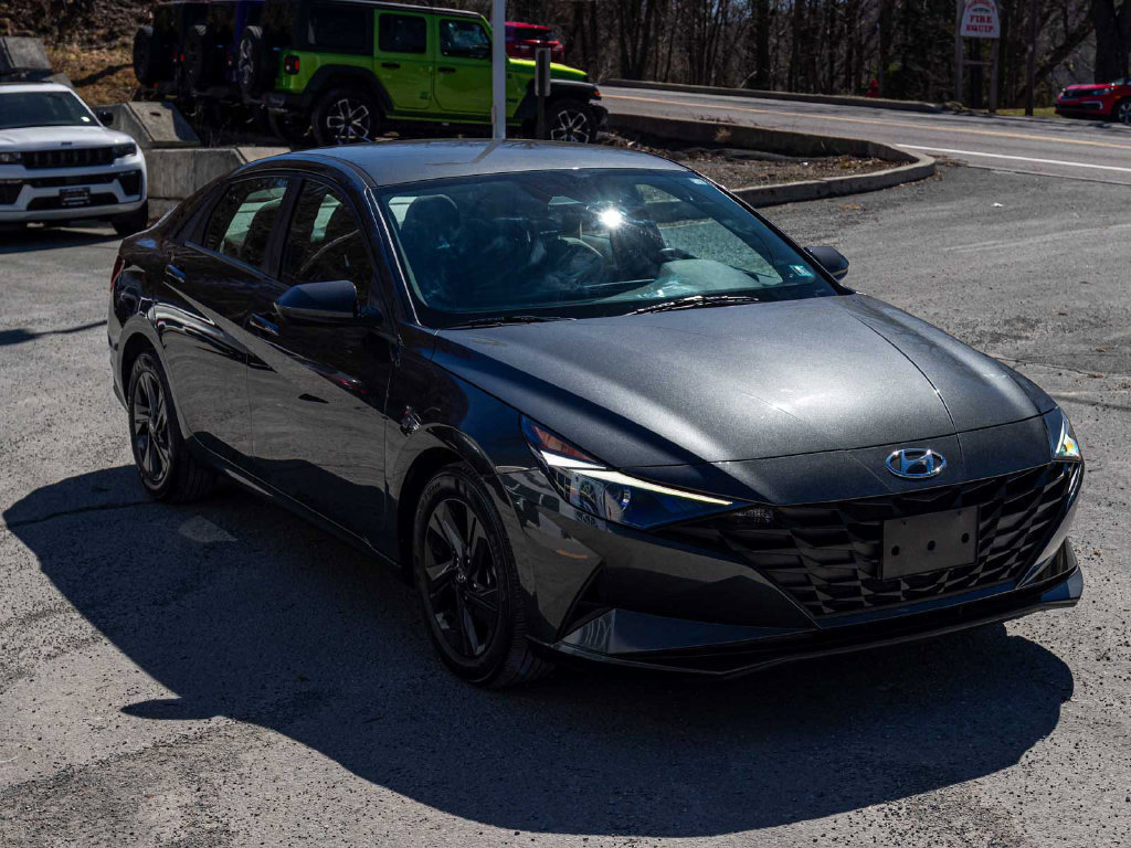 Used 2023 Hyundai Elantra SEL w/ Cargo Package FWD image 3