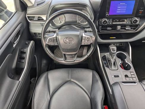 Used 2023 Toyota Highlander XLE image 18