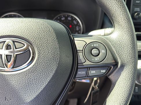 Used 2022 Toyota RAV4 LE AWD/4WD image 22