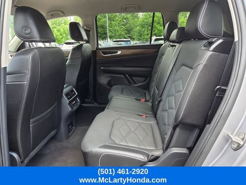 Used 2025 Volkswagen Atlas SE FWD image 10