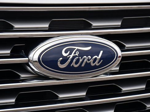 Used 2019 Ford Edge Titanium w/ Cold Weather Package image 35