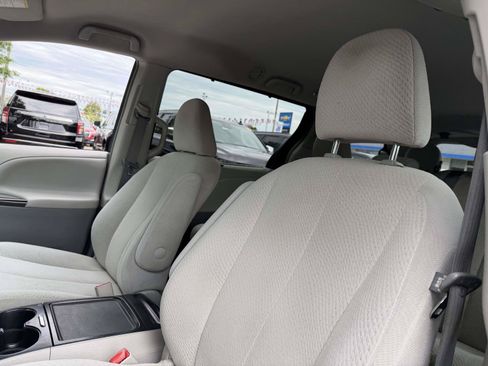 Used 2012 Toyota Sienna LE FWD image 9