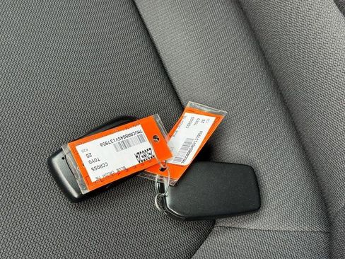 Used 2025 Toyota Corolla Cross LE image 29