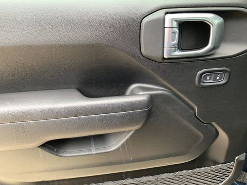 Used 2025 Jeep Gladiator Sport image 12