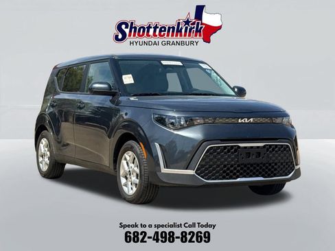 Used 2025 Kia Soul LX w/ LX Technology Package FWD image 3