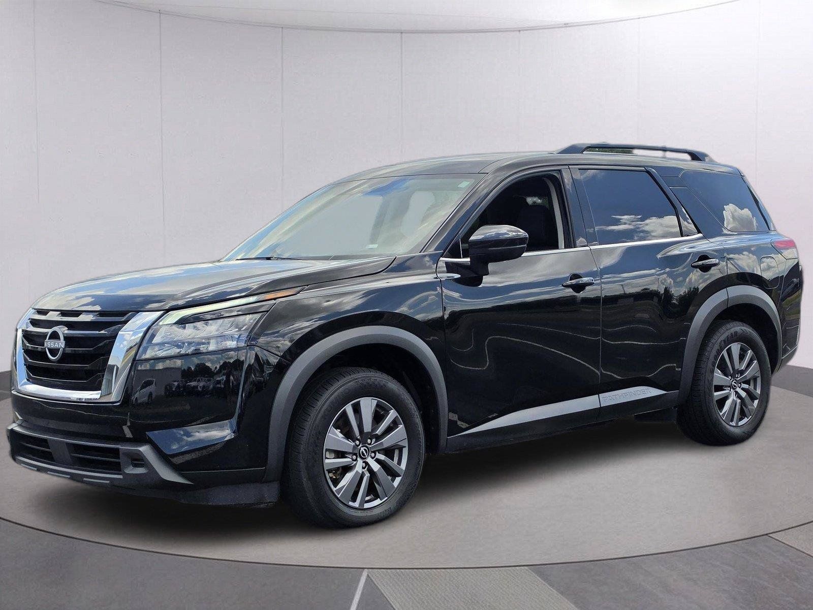 Used 2025 Nissan Pathfinder SV FWD image 1