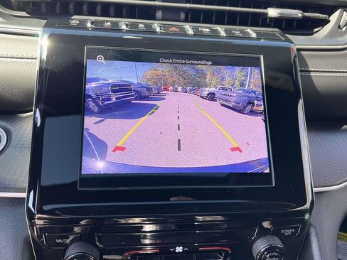 Used 2025 Jeep Grand Cherokee Laredo X image 27