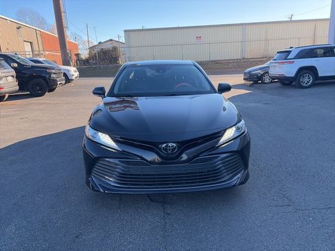 Used 2019 Toyota Camry SE image 2