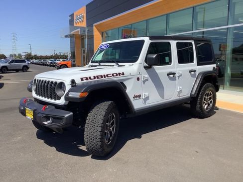 Used 2025 Jeep Wrangler Unlimited Rubicon w/ Convenience Group AWD/4WD image 5