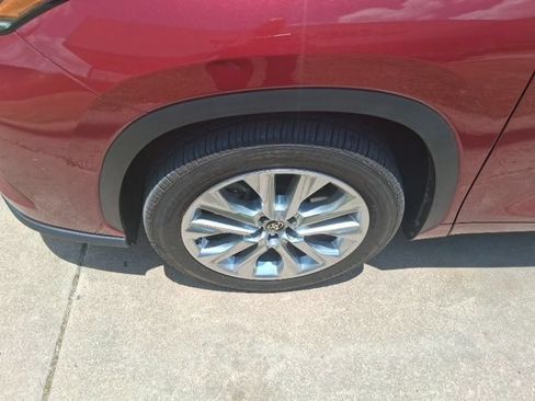 Used 2021 Toyota Highlander Limited FWD image 11
