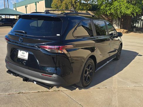 Used 2025 Toyota Sienna XLE Woodland Edition image 5