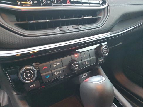 Certified 2025 Jeep Compass Latitude w/ Altitude Special Edition image 22