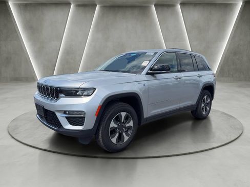 Used 2023 Jeep Grand Cherokee 4WD 4xe image 3