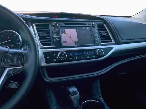 Used 2019 Toyota Highlander XLE AWD/4WD image 6
