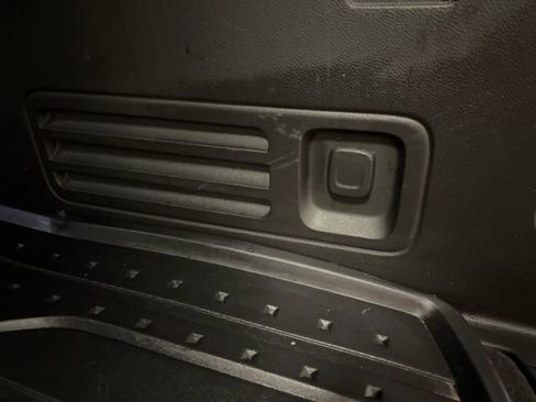 Used 2023 Chevrolet Traverse LT image 47