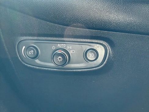 Used 2018 Chevrolet Equinox Premier image 19