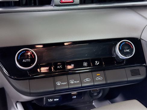 Used 2022 Hyundai Elantra SEL w/ Preferred Accessory Package image 17