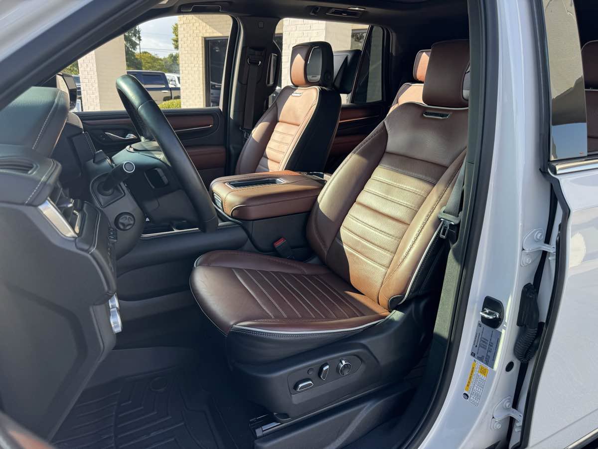 Used 2023 GMC Yukon Denali Ultimate AWD/4WD image 10