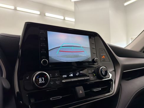 Used 2020 Toyota Highlander XLE AWD/4WD image 20