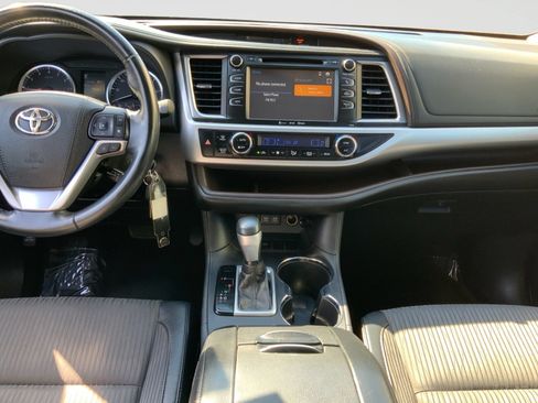 Used 2017 Toyota Highlander Plus FWD image 29