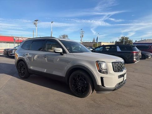 Used 2022 Kia Telluride SX w/ SX Prestige Package image 4