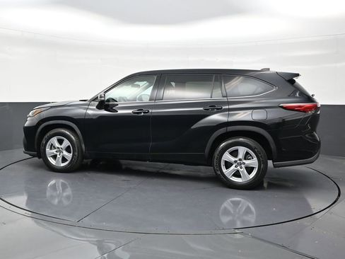 Used 2022 Toyota Highlander L FWD image 2