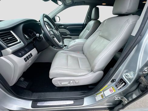 Used 2018 Toyota Highlander Limited FWD image 25