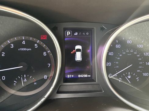 Used 2017 Hyundai Santa Fe Limited FWD image 2