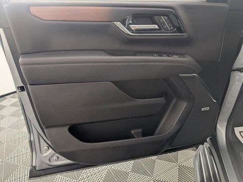 Used 2025 GMC Yukon XL Denali AWD/4WD image 9