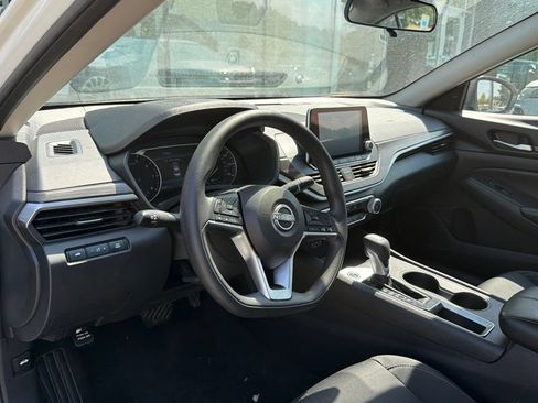 Used 2025 Nissan Altima 2.5 SV FWD image 9