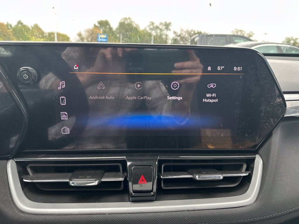 Used 2025 Chevrolet TrailBlazer LT w/ LT Cold Weather Package FWD image 17