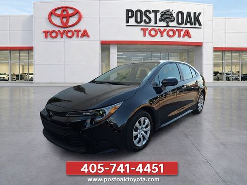 Used 2025 Toyota Corolla LE FWD image 1