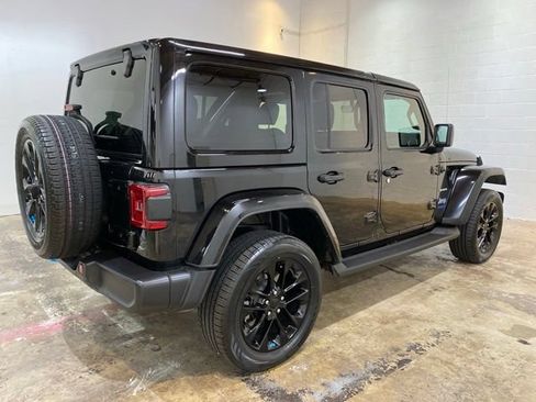 Used 2022 Jeep Wrangler Unlimited Sahara AWD/4WD image 5