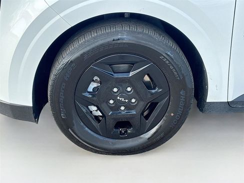 Used 2025 Kia Carnival image 32