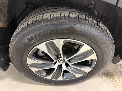 Used 2023 Toyota Highlander XLE AWD/4WD image 13
